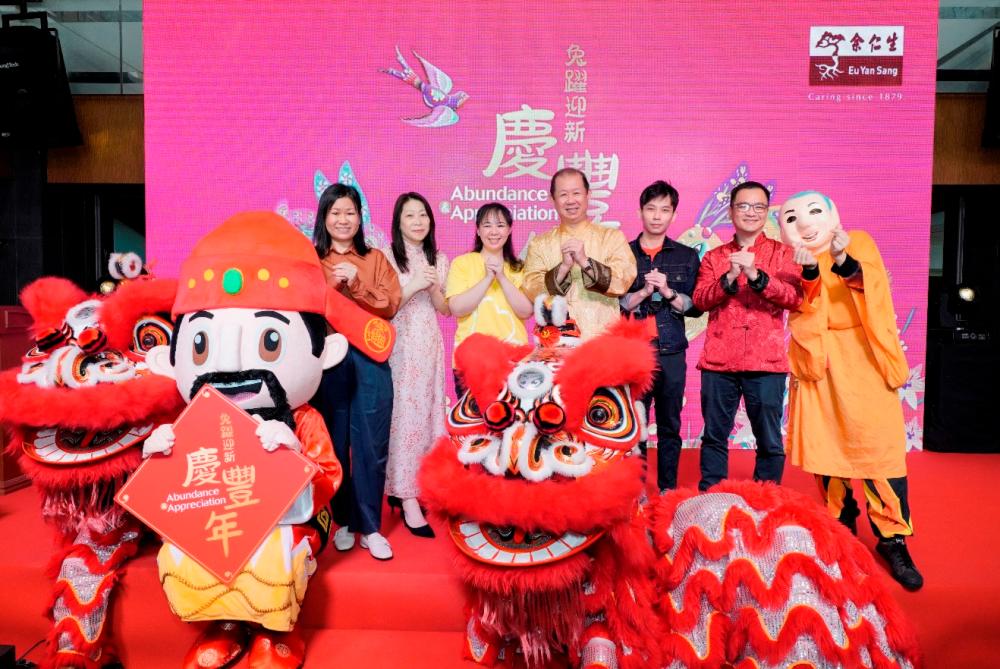 (L-R) EYS Retail Manager Chia Liang Hong, EYS Senior Manager Chew Lee Yuen, Little Flower Foundation Operations Manager Wan Chin Sh’n, EYS Managing Director Eric Chiu, My FM Content Manager Chew Wei Boon and EYS Senior Sales Manager Wo You Lam posing for pictures during the event.