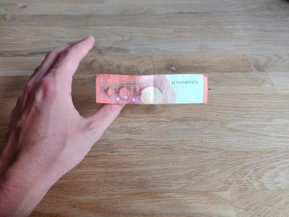 The illusion of a levitating dollar bill magic trick. – TRICKLA.COM $!The illusion of a levitating dollar bill magic trick. – TRICKLA.COM