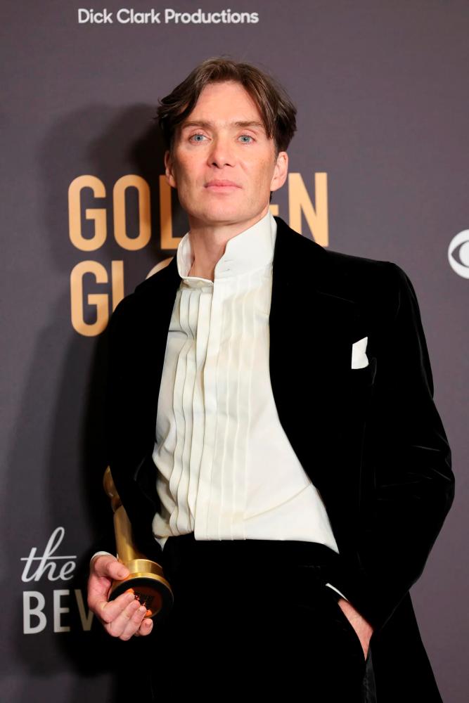 Keep an eye out for Murphy’s impeccable style, as he graces the Oscars red carpet with his distinctive fashion sense. – GOLDEN GLOBE $!Keep an eye out for Murphy’s impeccable style, as he graces the Oscars red carpet with his distinctive fashion sense. – GOLDEN GLOBE