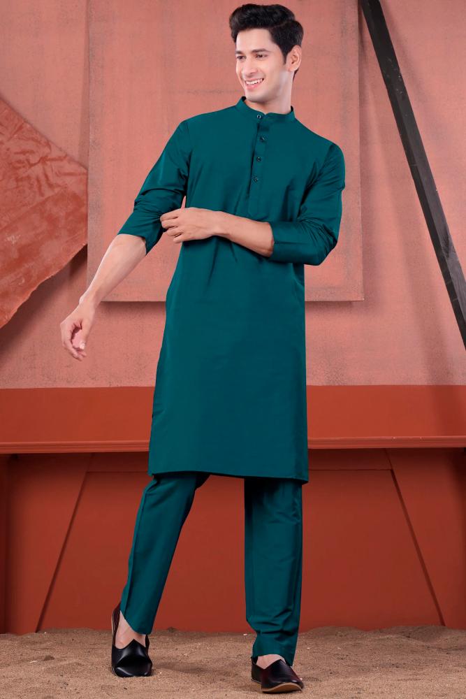 $!A kurta typically has a long knee-length hemline with side slits. – FRENCHCROWNPIC