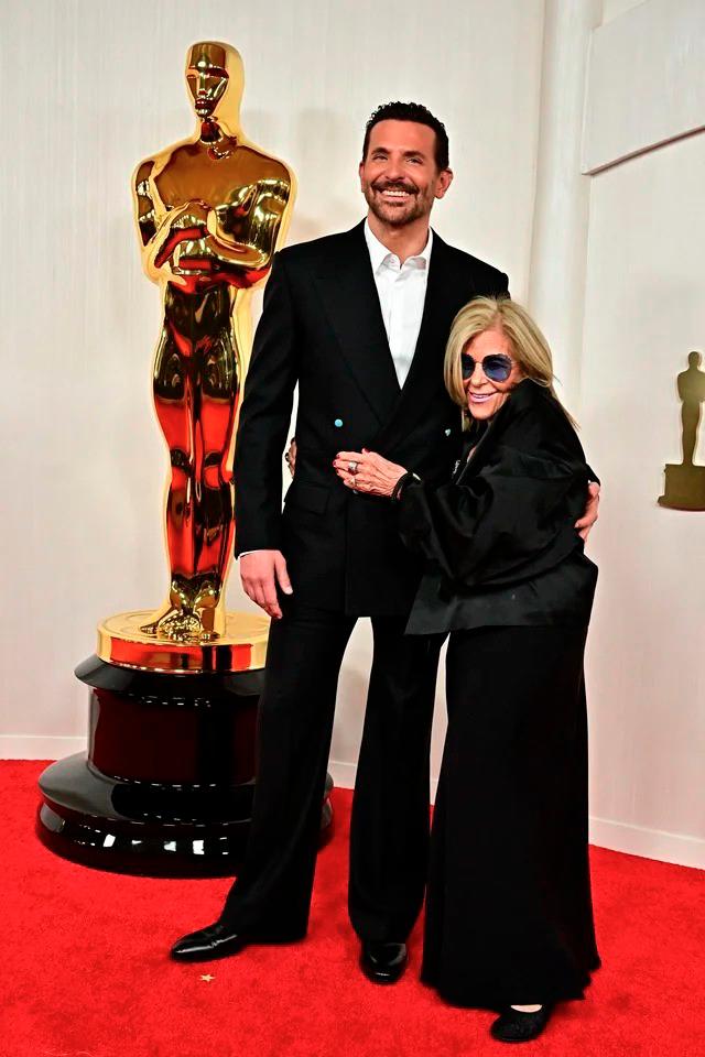 $!Bradley Cooper and his mother Gloria Campano pose on the red carpet. –FREDERIC J. BROWN/AFP