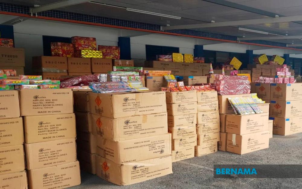 Perlis customs seizes syabu, ketum, firecrackers worth RM1.44 mln
