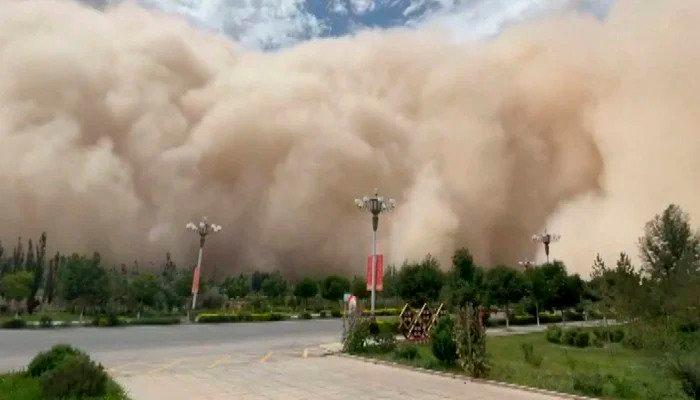 Sandstorm engulfs desert city in China