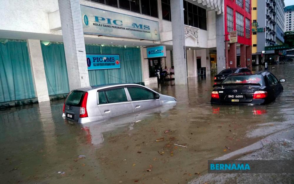 Flash floods cause traffic jams in parts of KL