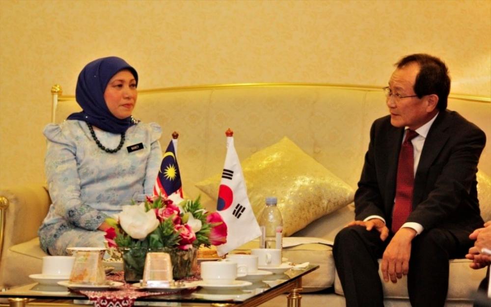 Tourism, Arts and Culture (MOTAC) Minister Datuk Seri Nancy Shukri (Right) with the South Korean Ambassador to Malaysia Lee Chi Beom. — Bernama