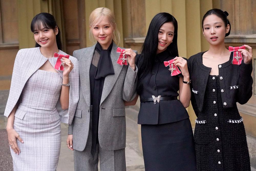 $!(From left) Lisa, Rose, Jisoo and Jennie with their Honorary MBE.