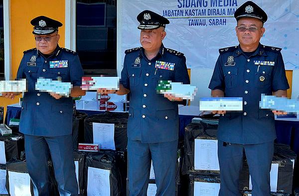 Datuk Mohd Nasir Deraman (tengah)–fotoBernama