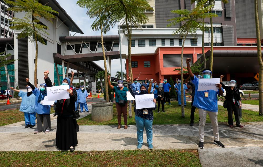 A group of doctors taking part in Hartal Doctor Contract protest outside Tengku Ampuan Rahimah Hospital in Klang this morning -ASYRAF RASID/THESUN