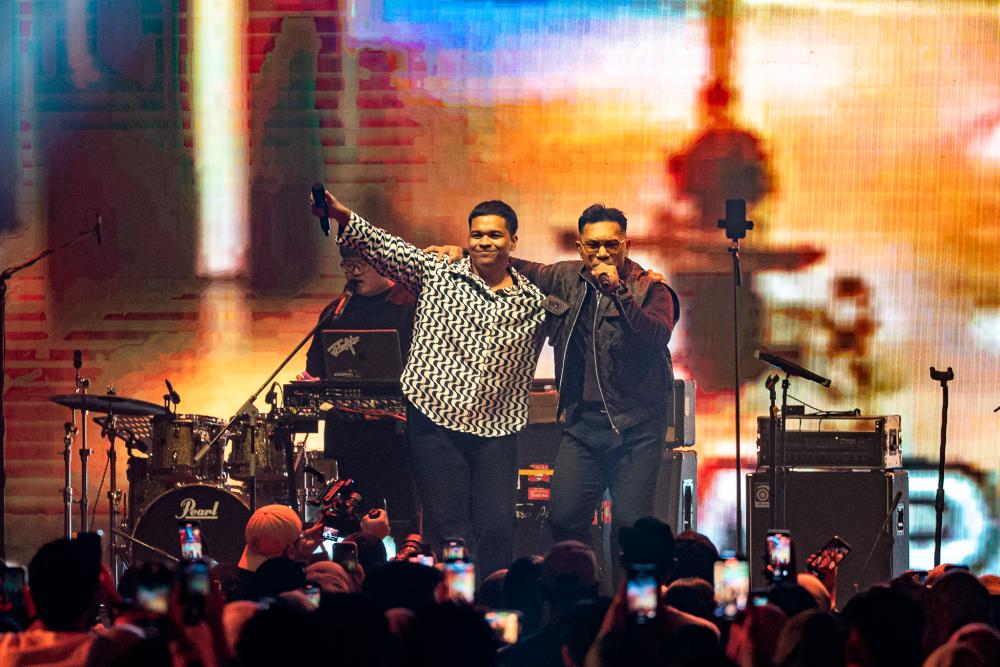 Fabio (right) and Aizat thrilled fans with their vocal prowess. - PICS BY JOE RAW