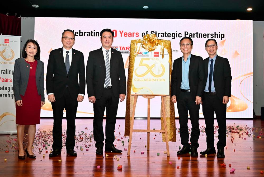 Prof Lee (second from right) and Andrew Lim (third from left), together with TAR UMT and ACCA representatives during the event.