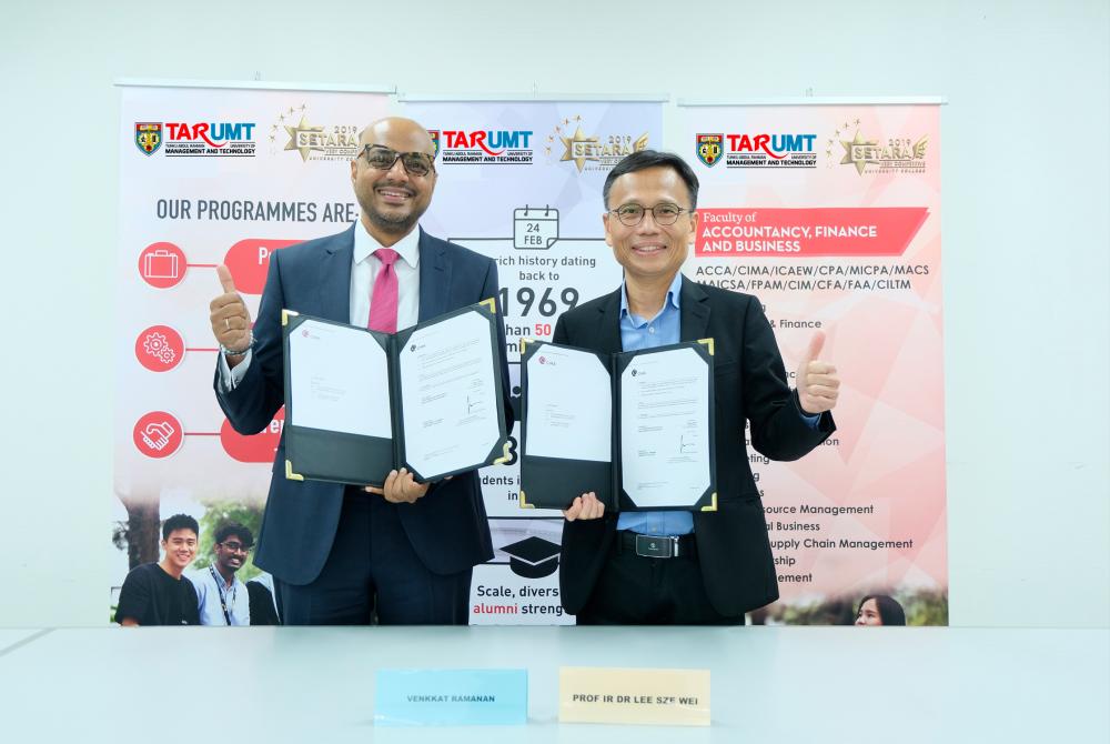 $!Prof Lee (right) with Venkkat Ramanan (left) during the signing ceremony of the latest partnership between TAR UMT and CIMA.