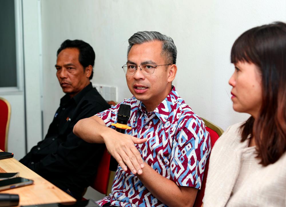 IPOH, 28 Mei -- Menteri Komunikasi dan Digital Fahmi Fadzil, menyampaikan ucapan ketika hadir menyantuni pengamal media Perak sempena sambutan Hari Wartawan Nasional (HAWANA) 2023 di Rumah Media Perak hari ini. - fotoBERNAMA