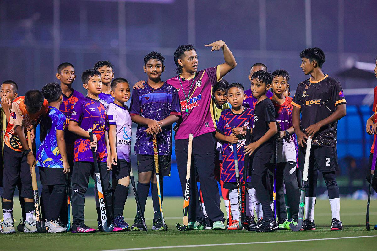 Faizal Saari (centre) during a training clinic at Taman Daya, Johor recently. – Region Sport Hockey Club