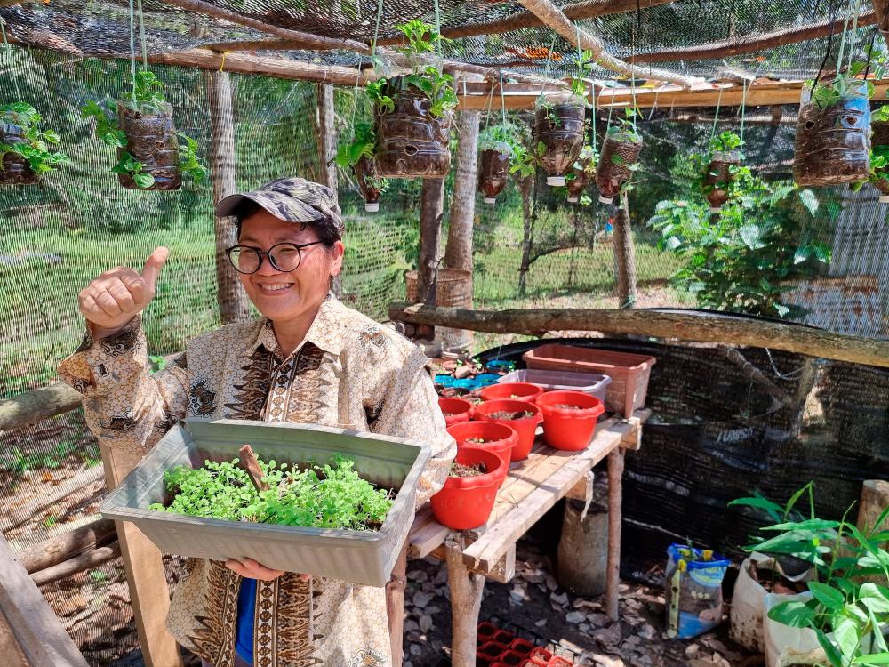 $!HOPES Malaysia purchases fresh fruits and vegetables from farmers and distributes them to targeted care centres.