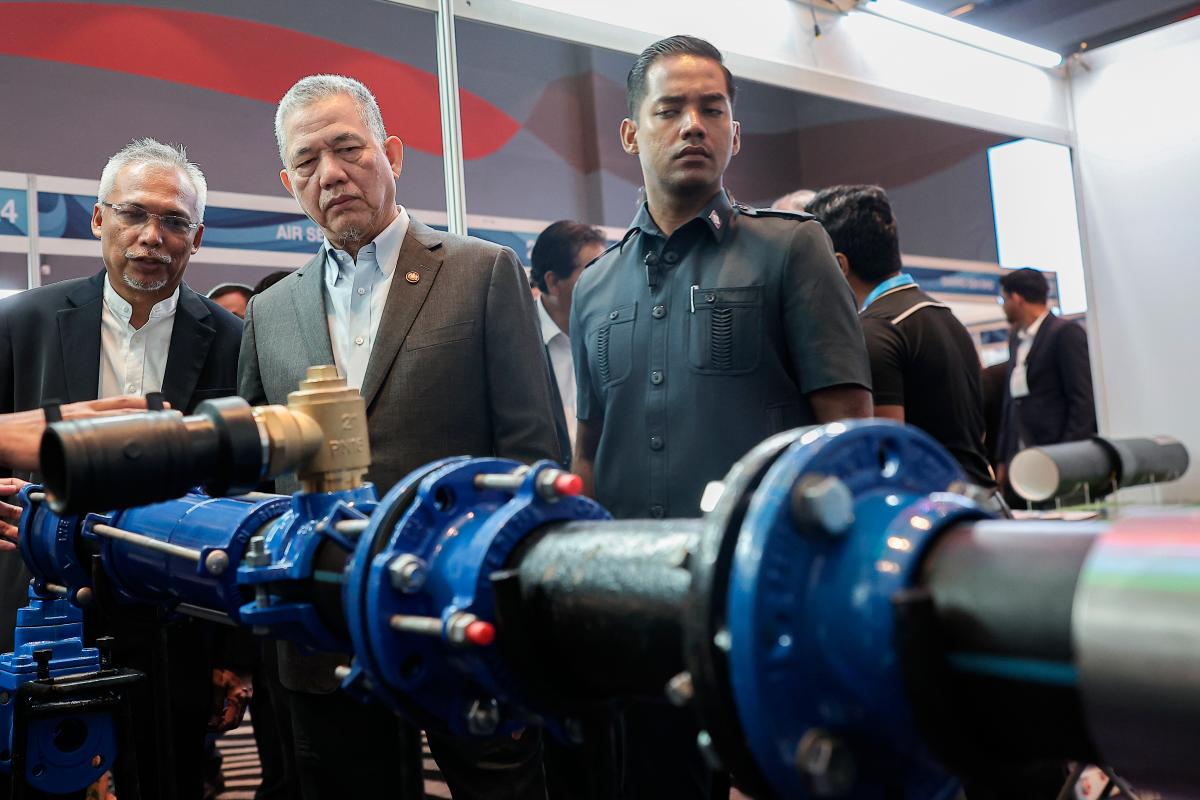 Fadillah visiting the exhibition after opening the Water Malaysia 2025 Specialised Conference and Exhibition today. Also present On the left is Malaysia Water Association president Mohamad Hairi Basri. – Bernamapic