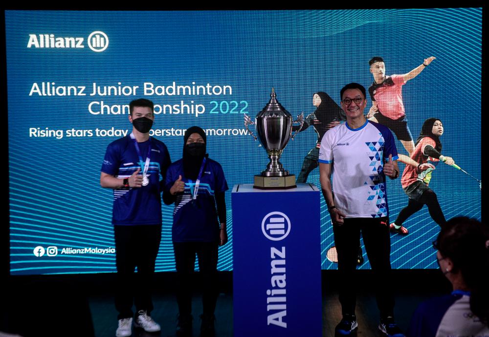 Allianz Malaysia Berhad Chief Executive Officer Sean Wang (right) poses with AJBC ambassador who are also young national players Fazriq Razif (left) and Nurshuhaini Azman at the Launching Ceremony of the Allianz Junior Badminton Championship. – BERNAMAPIX