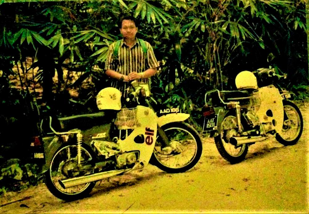 ‘MAY 20, 1992’... as I had written at the back of this old photo. Next to me is my friend Faizul’s similarly-done-up C70, which he will restore too, after mine.