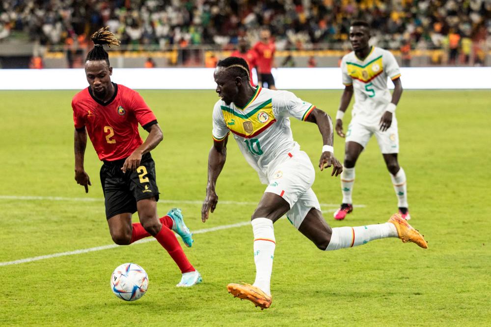 Senegal’s Sadio Mane (C) is marked by Mozambique’s Domingos (L) during the 2023 Africa Cup of Nations (CHAN) Group L qualifier match between Senegal and Mozambique at Stade Me Abdoulaye Wade in Dakar on March 24, 2023. AFPPIX