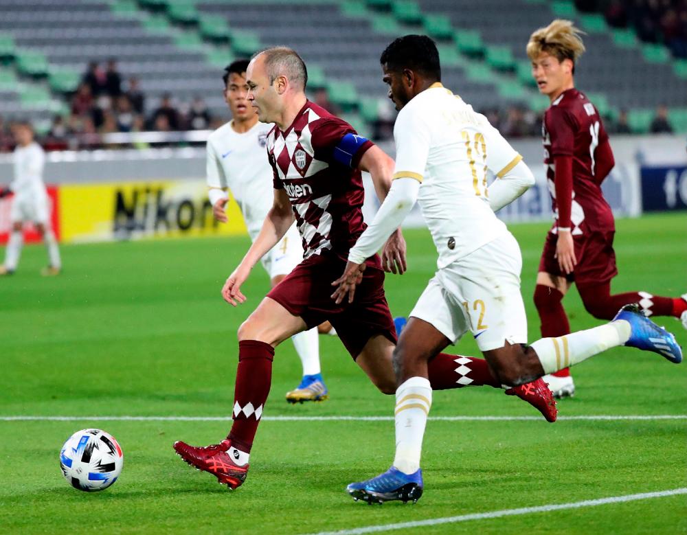 Vissel Kobe midfielders Andrés Iniesta (L) fight for the ball with Johor Darul Ta'zim defender Kunanlan Subramaniam (2nd R) during the AFC Champions League group G football match between Japan's Vissel Kobe and Johor Darul Ta'zim at Misaki Park Stadium in Kobe, Hyogo prefecture on February 12, 2020. - AFP