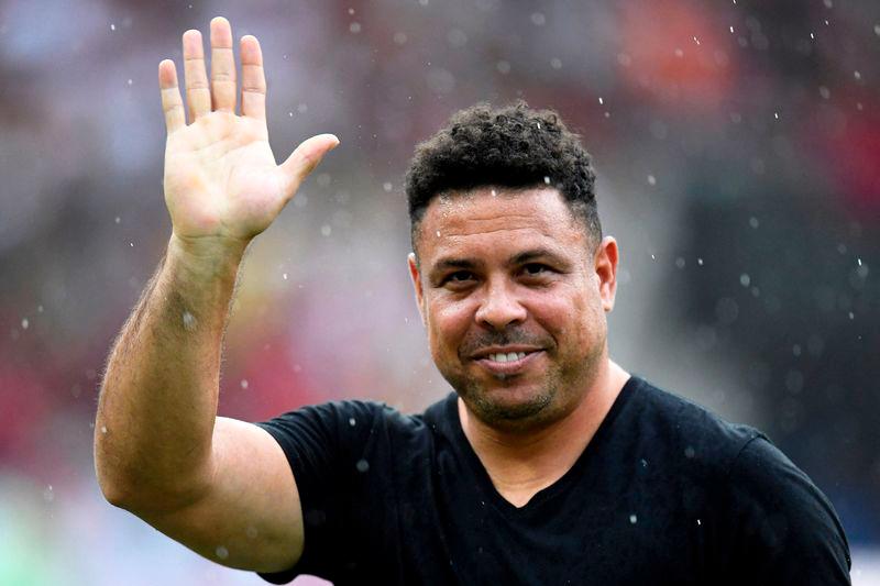 Brazilian former football star Ronaldo waves to the crowd during a friendly match with legends of Brazil's Flamengo and Italy's Inter Milan as farewell of former brazilian player Adriano at Maracana Stadium in Rio de Janeiro on December 15, 2024. - AFPPIX