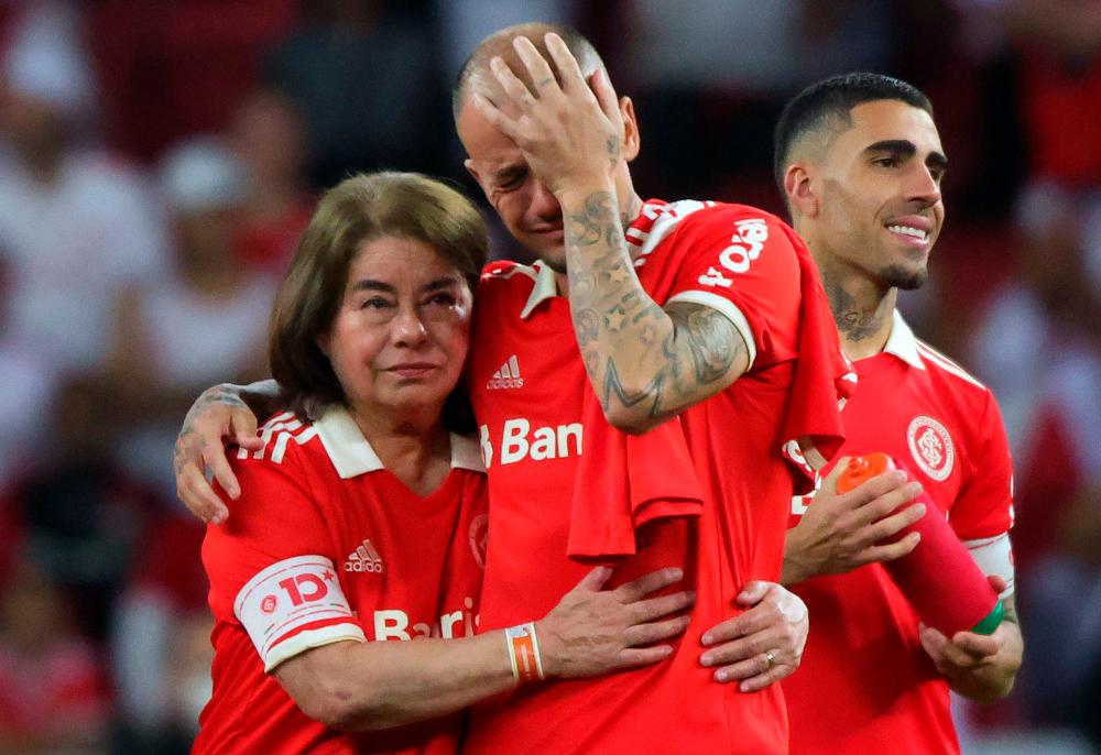 Brazil’s Internacional Argentine attacking midfielder Andres D’Alessandro gets emotional at the end of his last match as professional footballer, played against Fortaleza during the Brazilian Football Championship, at the Beira Rio stadium in Porto Alegre, Brazil, on April 17, 2022. AFPPIX