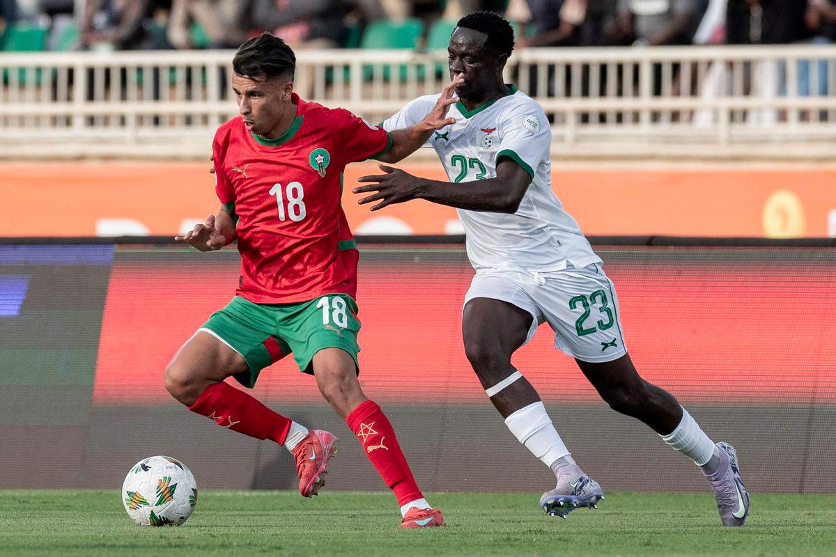Morocco’s forward #18 Imad Riahi fights for the ball with Zambia’s defender #23 Mathews Banda during the African Nations Championship (CHAN) group stage football match between Morocco and Zambia at Nyayo Stadium in Nairobi on August 14, 2025. - AFPPIX