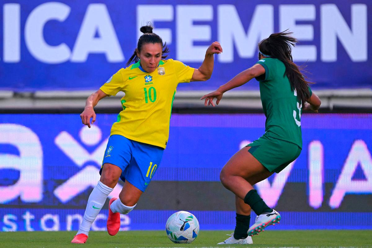 Brazil’s forward #10 Marta Vieira and Bolivia’s defender #3 Aide Mendiola fight for the ball during the Women’s Copa America 2025 football match between Bolivia and Brazil at the Gonzalo Pozo Ripalda stadium in Quito on July 16, 2025. Photo by Rodrigo BUENDIA / AFP