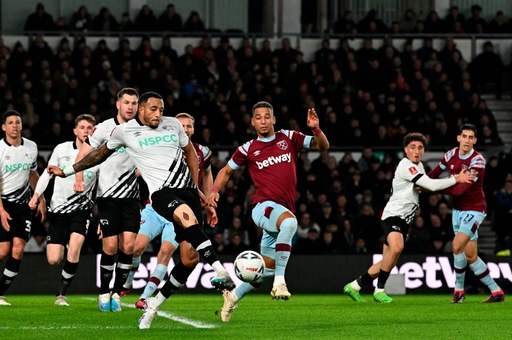 Derby County’s English midfielder Nathaniel Mendez-Laing (4L) clears the ball from the patch of West Ham United’s German defender Thilo Kehrer during the English FA Cup fourth round football match between Derby County and West Ham United at Pride Park Stadium in Derby, central England on January 31, 2023/AFPPix