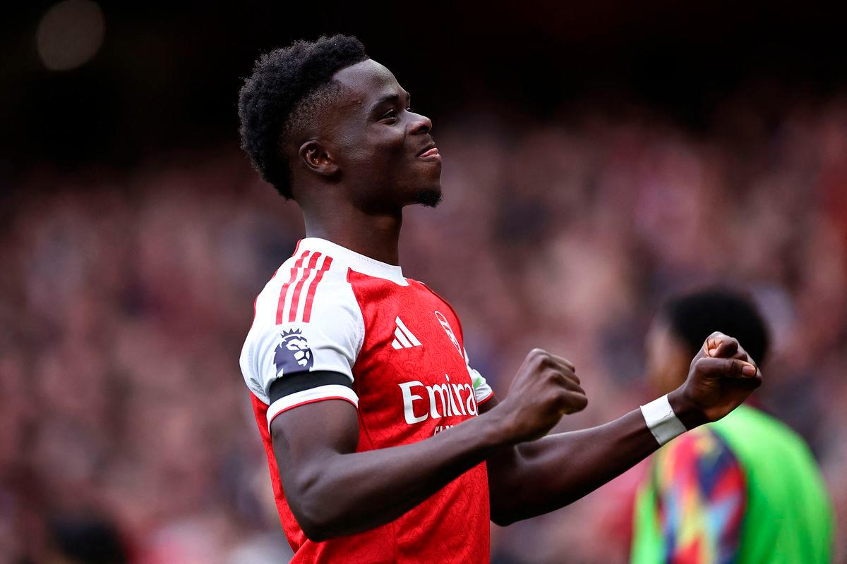 Bukayo Saka celebrates after scoring their second goal from the penalty spot during the English Premier League football match between Arsenal and West Ham United at the Emirates Stadium in London on October 4, 2025. (Photo by HENRY NICHOLLS / AFP)