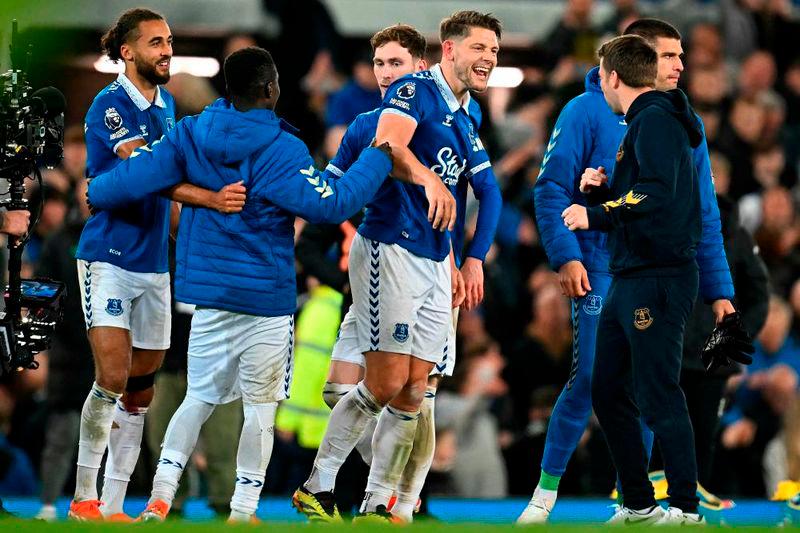 Liverpool lose at Everton to leave Premier League hopes in ruins