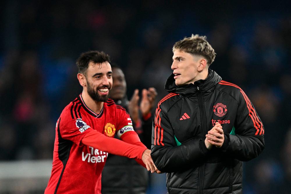 Manchester United’s Portuguese midfielder #08 Bruno Fernandes and Manchester United’s Argentinian midfielder #17 Alejandro Garnacho celebrate at the end of the English Premier League football match between Everton and Manchester United at Goodison Park in Liverpool, north west England on November 26, 2023/AFPPix