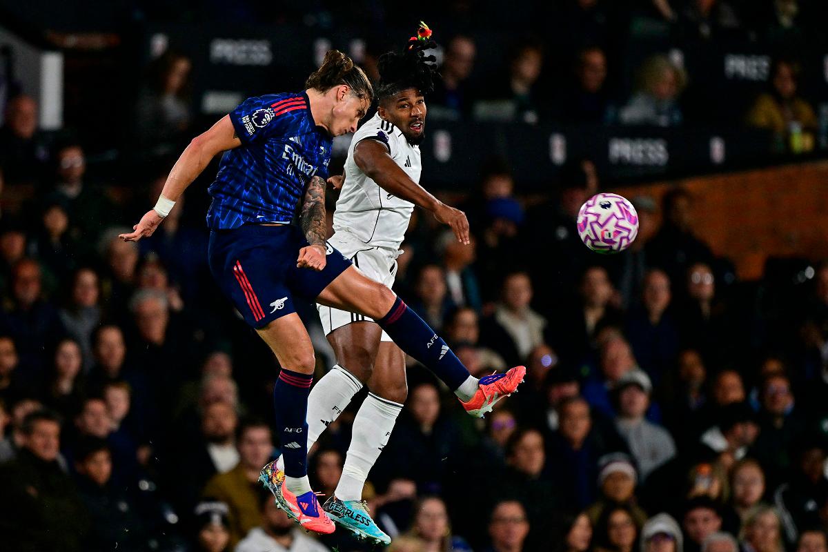 Arsenal’s Italian defender #33 Riccardo Calafiori (L) vies with Fulham’s Spanish midfielder #11 Adama Traore (R) during the English Premier League football match between Fulham and Arsenal at Craven Cottage in London on October 18, 2025. - Ben STANSALL / AFP