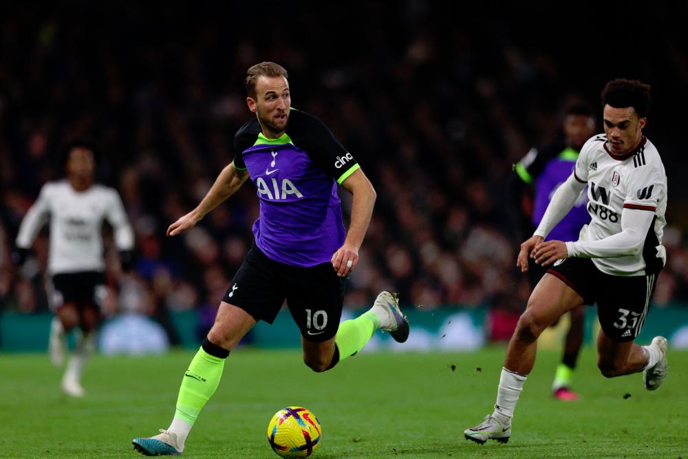 Tottenham Hotspur's English striker Harry Kane (C) runs with the ball during the English Premier League football match between Fulham and Tottenham Hotspur/AFPPIC