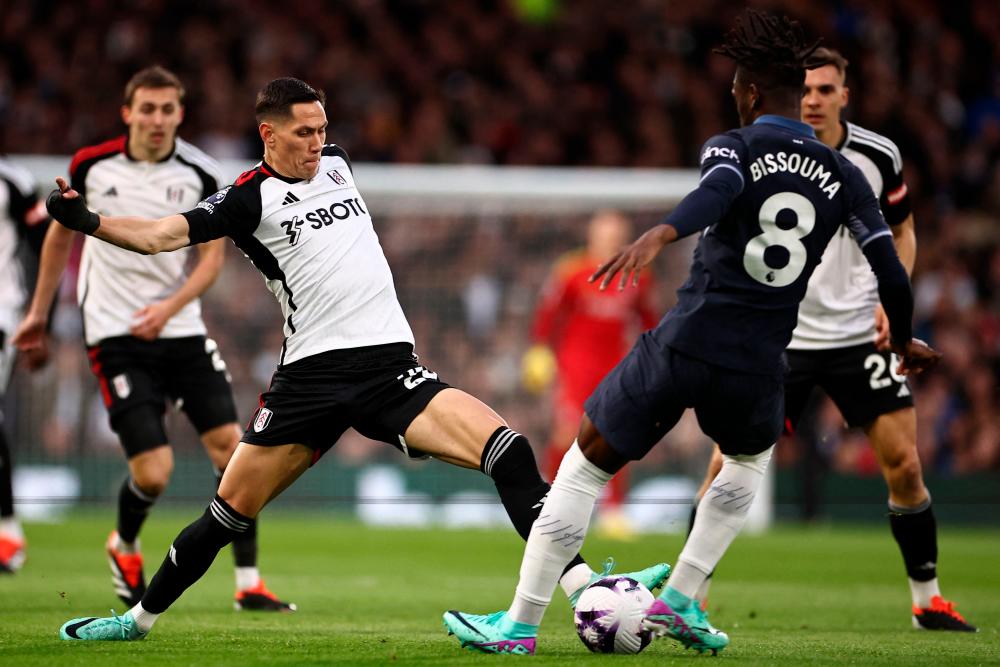 $!Fulham’s Serbian midfielder #28 Sasa Lukic (2L) vies with Tottenham Hotspur’s Ivorian-born Malian midfielder #08 Yves Bissouma (2R) during the English Premier League football match between Fulham and Tottenham Hotspur at Craven Cottage in London on March 16, 2024/AFPPix