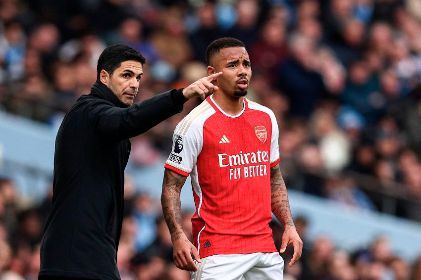 Arsenal manager Mikel Arteta (left) gives indications to Gabriel Jesus during their English Premier League match against Manchester City. – AFPPIX