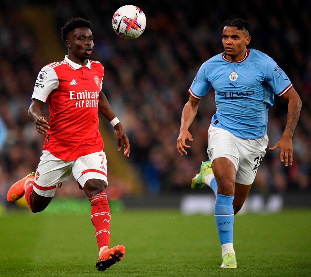 Manchester City’s Swiss defender Manuel Akanji (R) vies against Arsenal’s English midfielder Bukayo Saka during the English Premier League football match between Manchester City and Arsenal at the Etihad Stadium in Manchester, north west England, on April 26, 2023/AFPPix
