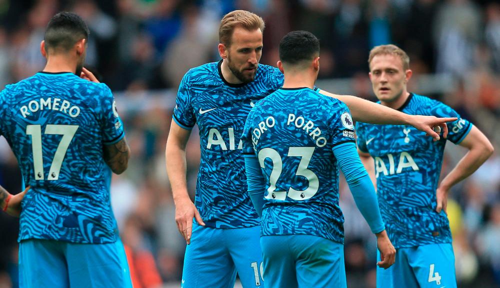 Harry Kane (C) talks with Pedro Porro (2R), Oliver Skipp (R) and Cristian Romero after they conceded a fifth goal during the English Premier League football match between Newcastle United and Tottenham Hotspur at St James' Park in Newcastle-upon-Tyne, north east England on April 23, 2023. AFPPIX