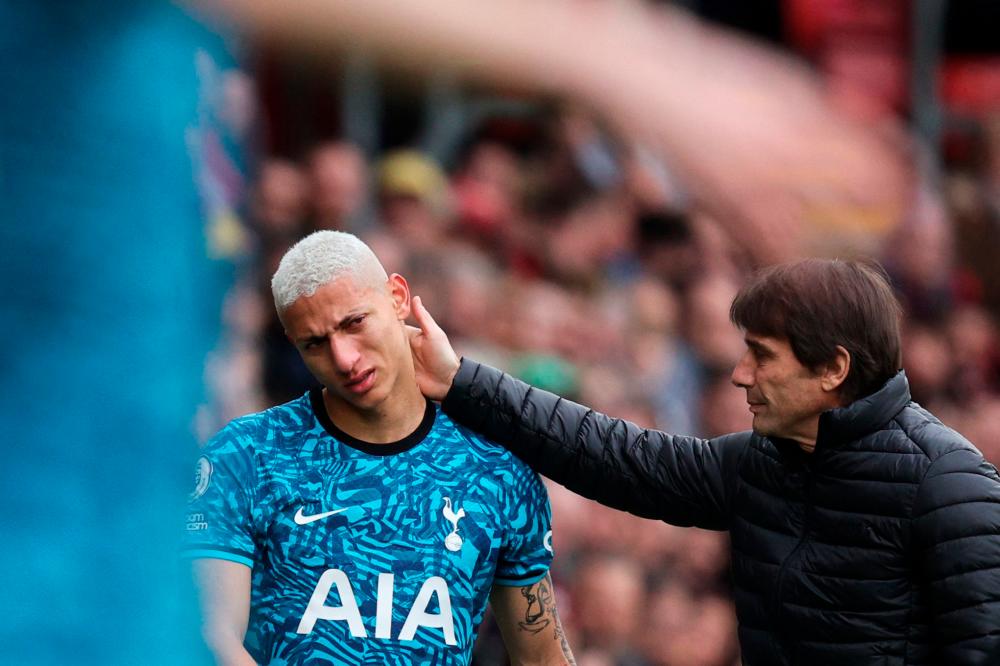 Tottenham Hotspur's Richarlison (C) is conforted by Tottenham Hotspur's Italian head coach Antonio Conte as he leaves the pitch during the English Premier League football match between Southampton and Tottenham Hotspur at St Mary's Stadium in Southampton, southern England on March 18, 2023. AFPPIX