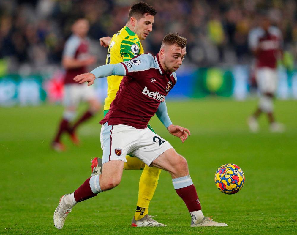 West Ham United’s English striker Jarrod Bowen (R) and Norwich City’s Scottish midfielder Kenny McLean compete during the English Premier League football match between West Ham and Norwich at the London Stadium, in London on January 12, 2022. AFPPIX