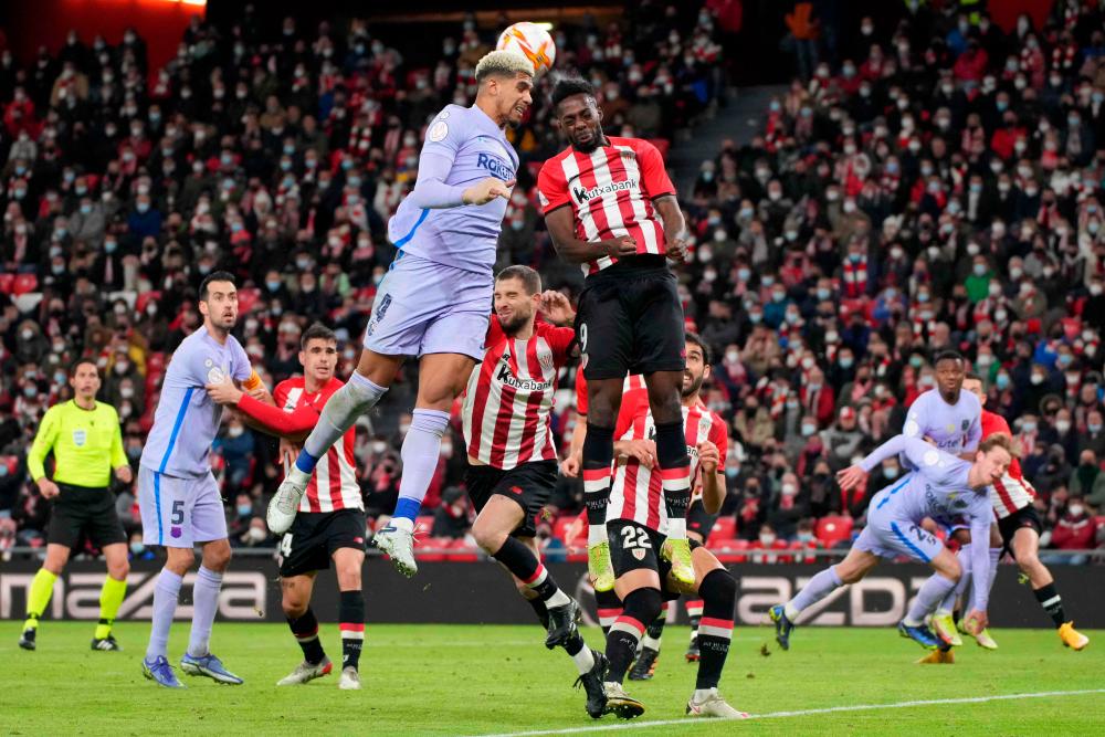 Barcelona’s Uruguayan defender Ronald Araujo (L) vies with Athletic Bilbao’s Spanish forward Inaki Williams during the Copa del Rey (King’s Cup) round of 16 first leg football match between Athletic Club Bilbao and FC Barcelona at the San Mames stadium in Bilbao on January 20, 2022. AFPPIX