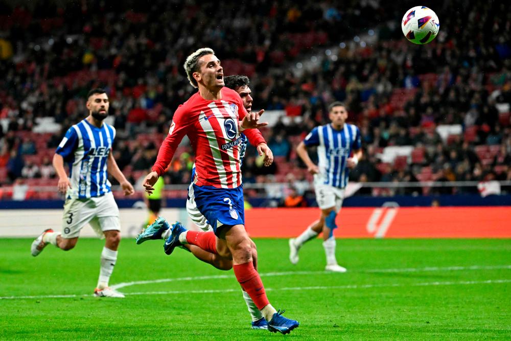 Atletico Madrid’s French forward #07 Antoine Griezmann vies with Alaves’ Spanish defender #27 Javi Lopez during the Spanish league football match between Club Atletico de Madrid and Deportivo Alaves at the Metropolitano stadium in Madrid on October 29, 2023/AFPpix