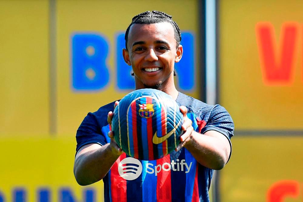 Barca still unable to register Kounde as player, Xavi says
