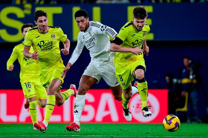 Villarreal's Argentine defender #08 Juan Foyth (R) is challenged by Real Madrid's English midfielder #05 Jude Bellingham during the Spanish League football match between Villarreal CF and Real Madrid CF at La Ceramica Stadium in Vila-real on March 15, 2025. - AFPPIX