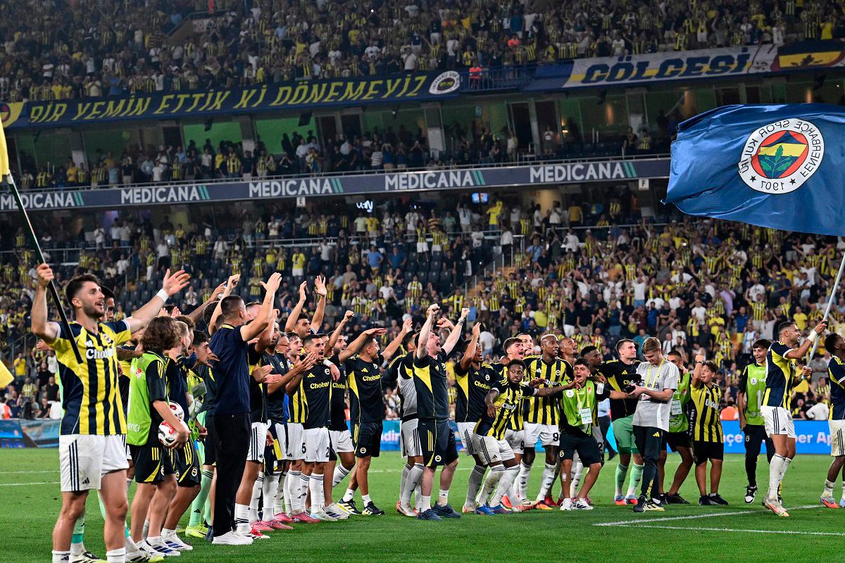 Fenerbahce’s players celebrate after winning the UEFA Champions League 3rd round second leg football match between Fenerbahce (TUR) and Feyenoord (NED). - Ozan KOSE / AFP