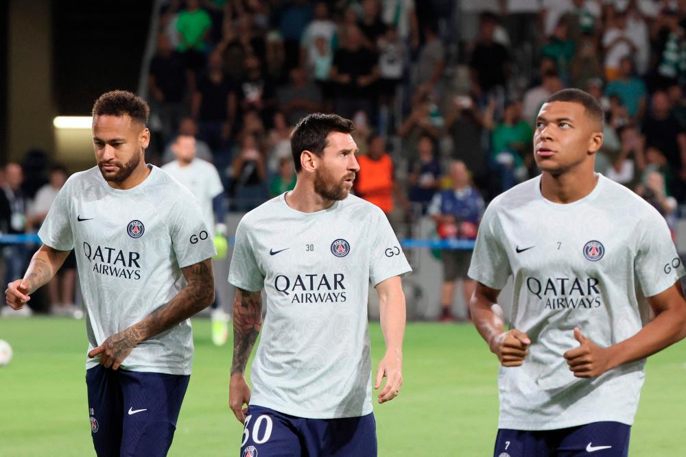 Paris Saint-Germain's Argentine forward Lionel Messi (C), Brazilian forward Neymar (L) and French forward Kylian Mbappe warm-up ahead of the UEFA Champions League group H football match between Israel's Maccabi Haifa and France's Paris Saint-Germain (PSG)/AFPPIX