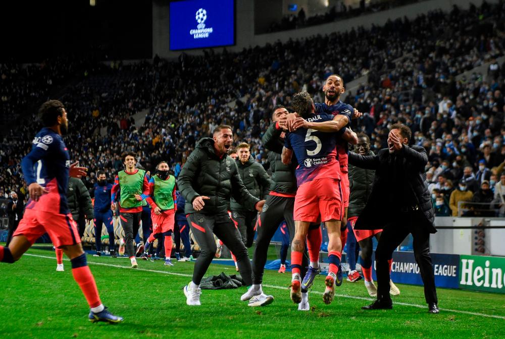 Atletico Madrid's Argentinian midfielder Rodrigo De Paul (C) celebrates with teammates after scoring a goal during the UEFA Champions League first round group B football match between FC Porto and Club Atletico de Madrid at the Dragao stadium in Porto on December 7, 2021. AFPpix