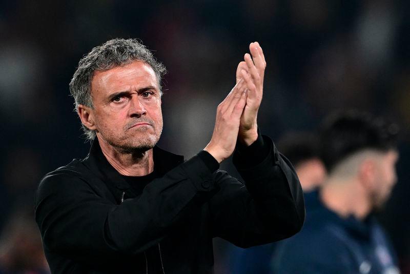 Paris Saint-Germain's Spanish headcoach Luis Enrique applauds the fans at the end of the UEFA Champions League semi-final second leg football match between Paris Saint-Germain (PSG) and Borussia Dortmund - AFPPIX