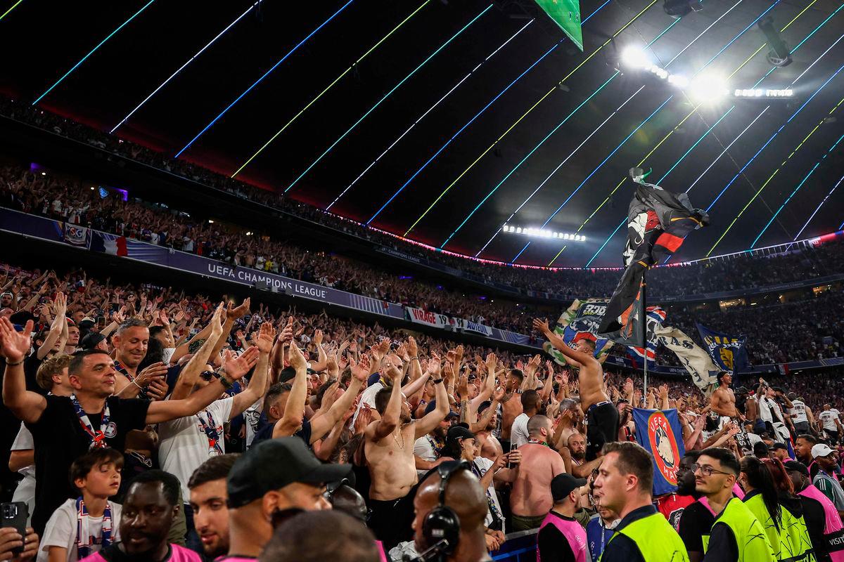 Paris Saint-Germain supporters celebrate their team scoring a goal during the UEFA Champions League final football match between Paris Saint-Germain (PSG) and Inter Milan in Munich, southern Germany, on May 31, 2025. (Photo by FRANCK FIFE / AFP)