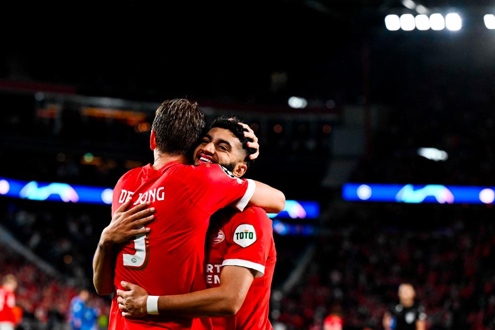 PSV Eindhoven’s Spanish-Morrocan midfielder Ismael Saibari (R) and Dutch forward Luuk de Jong celebrate after winning at the end of the UEFA Champions League play-off football match between PSV Eindhoven and Rangers FC at The Phillips stadium in Eindhoven, on August 30, 2023/AFPPix