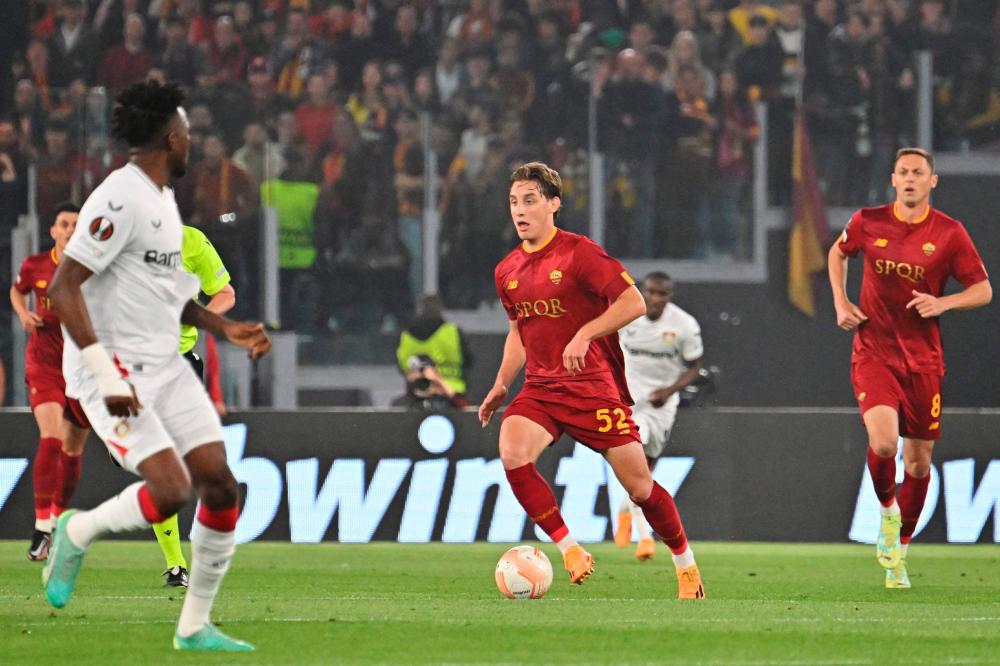 AS Roma’s Italian midfielder Edoardo Bove (C) runs with the ball during the UEFA Europa League semi-final first leg football match between AS Roma and Bayer Leverkusen at the Olympic Stadium in Rome on May 11, 2023/AFPPix